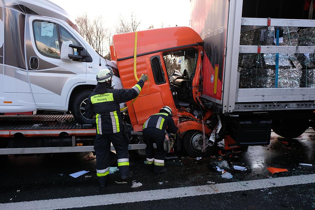 Mehrere Lastwagen kollidieren auf der A3 bei Erlangen