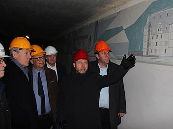 Sag mir, welche Farbe Dein Helm hat, und ich sage Dir, wer Du bist: Martin Finzel (rot) erklärt Thomas Oppermann und Martin Stingl (jeweils hell-orangefarben) das Bauprojekt. Mit im Bild auch der SPD-Bundestagsabgeordnete Andreas Schwarz (dunkel-orangefarben).Oliver Schmidt