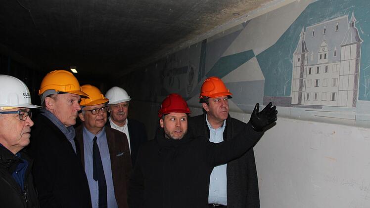 Sag mir, welche Farbe Dein Helm hat, und ich sage Dir, wer Du bist: Martin Finzel (rot) erklärt Thomas Oppermann und Martin Stingl (jeweils hell-orangefarben) das Bauprojekt. Mit im Bild auch der SPD-Bundestagsabgeordnete Andreas Schwarz (dunkel-orangefarben).Oliver Schmidt
