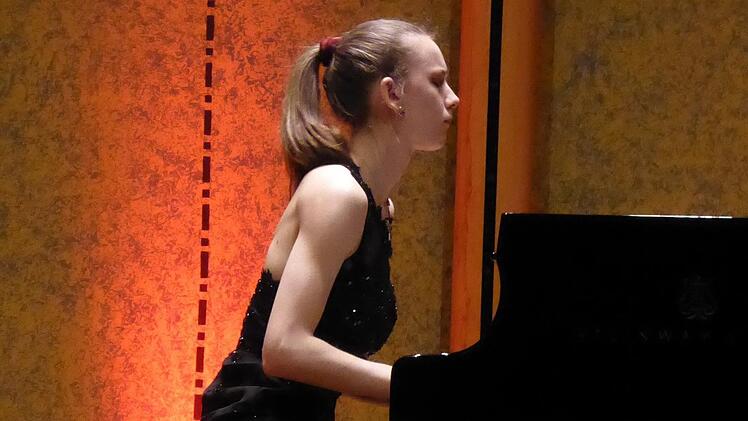 Samira Spiegel überraschte schon mit dem ersten Akkord bei ihrem Klavierabend im Rossini-Saal. Foto:  Gerhild Ahnert