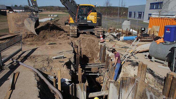 Wegen Kanalarbeiten ist die Große Bauerngasse  in Höchstadt gesperrt. In nördliche Richtung erschließt die Stadt eine Freifläche für neues Gewerbe mit einer Stichstraße und einem Wendeplatz.  Foto: Christian Bauriedel