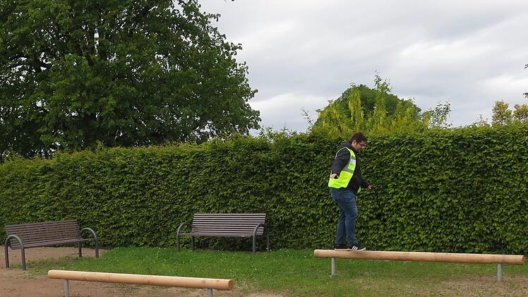 Murat Akif, Referendar am ALE Oberfranken, testet die neuen Balancierelemente. Foto: PR