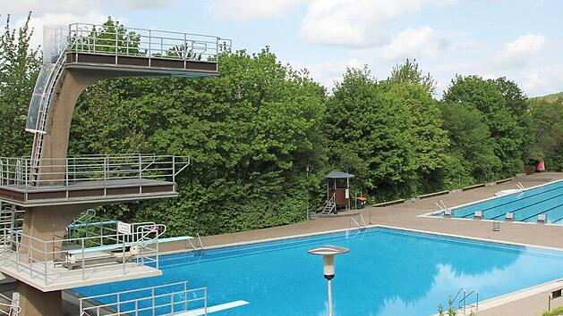 F&uuml;r mehrere Stunden ist das Springerbecken des Terrassenschwimmbads aufgrund der personellen Lage geschlossen.  Foto: Archiv/Leonie Hauck