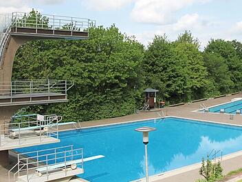 F&uuml;r mehrere Stunden ist das Springerbecken des Terrassenschwimmbads aufgrund der personellen Lage geschlossen.  Foto: Archiv/Leonie Hauck