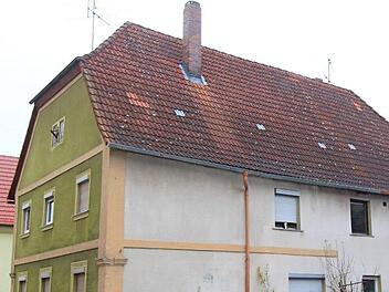 Das Haus in der Bahnhofstra&szlig;e, das jetzt abgerissen werden soll, in einer aktuellen Aufnahme ...