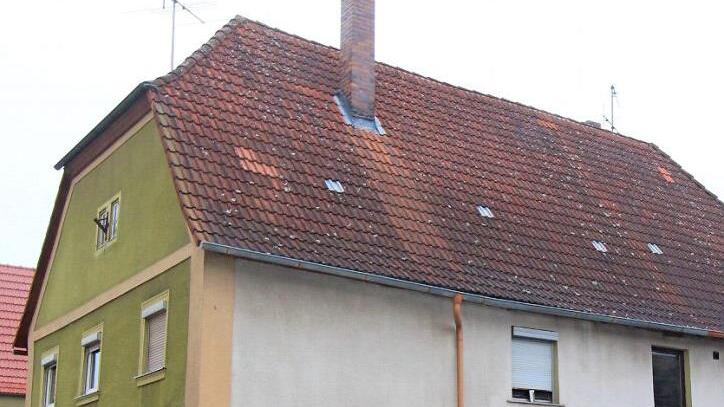 Das Haus in der Bahnhofstra&szlig;e, das jetzt abgerissen werden soll, in einer aktuellen Aufnahme ...