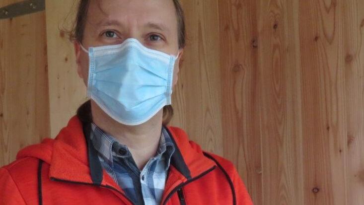Imker Bastian Hammer gibt Einblicke in das Leben im Bienenvolk. Die Schulungstätigkeit im neuen Lehrbienenstand muss aber noch ruhen.Monika Schütz