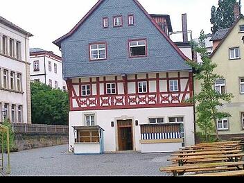 Zwei der "Gräbnerschen Bratwurstbuden", die beim Altstadtfest für Speis und Trank im hinteren Oberhacken sorgten.  Foto: Leonard Firak
