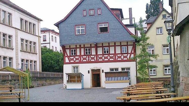 Zwei der "Gräbnerschen Bratwurstbuden", die beim Altstadtfest für Speis und Trank im hinteren Oberhacken sorgten.  Foto: Leonard Firak