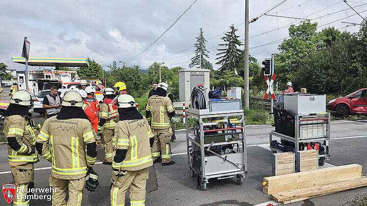 Unfall an Bamberger Bahnübergang simuliert - Feuerwehr probt Ernstfall