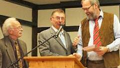 Lobende Worte gab es für Vorsitzenden Peter Kirchner (Mitte) von Dieter Adrian (rechts) und stv. Vorsitzenden Karl Schmitt (links).