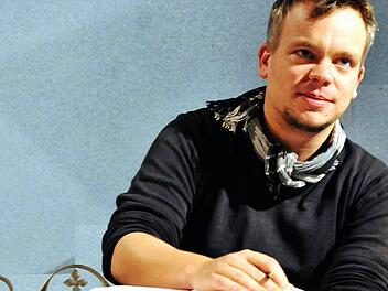 Bei der Probenarbeit: Regisseur Michael Götz inszeniert Dennis Kellys Schauspiel "Waisen". Als Coburger Erstaufführung feiert das Stück am 2. Februar Premiere in der Reithalle. Foto: Andrea Kremper