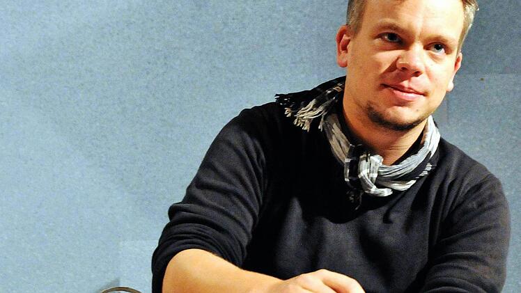 Bei der Probenarbeit: Regisseur Michael Götz inszeniert Dennis Kellys Schauspiel "Waisen". Als Coburger Erstaufführung feiert das Stück am 2. Februar Premiere in der Reithalle. Foto: Andrea Kremper