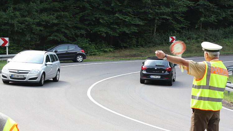 Oberkommissar Olaf Gräf winkt einen eiligen Fahrer auf die Seite.