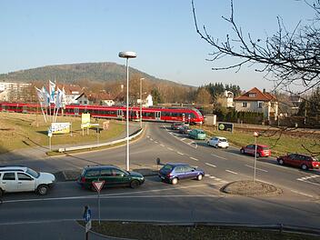 Ein Zug passiert den Bahnübergang in der Coburger Straße, der beim Bau einer Unterführung in der Ketschenbacher Straße wegfallen sollte. Foto: Rainer Lutz