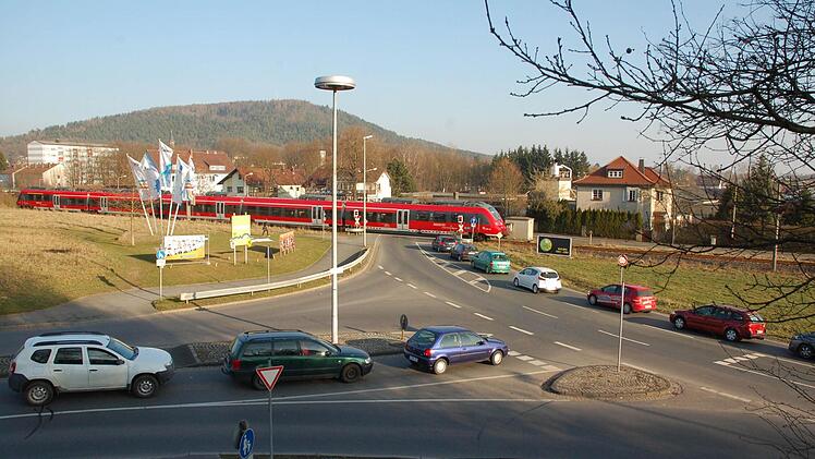 Ein Zug passiert den Bahnübergang in der Coburger Straße, der beim Bau einer Unterführung in der Ketschenbacher Straße wegfallen sollte. Foto: Rainer Lutz