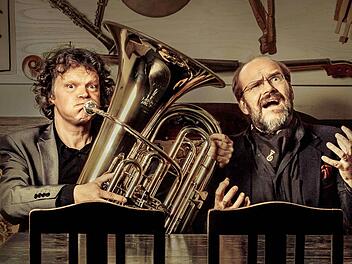 Martin Neubauer und Heiko Triebener (hier mit vertauschten Rollen) gehen in die Offensive. Foto: Brentano-Theater