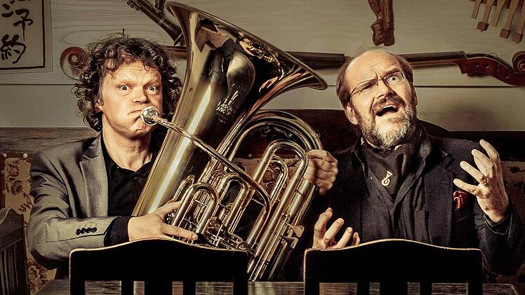 Martin Neubauer und Heiko Triebener (hier mit vertauschten Rollen) gehen in die Offensive. Foto: Brentano-Theater
