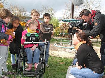 Anna hatte sichtlich Spaß, als Filmmodel im Mittelpunkt zu stehen - und verstand sich mit Autorin Anette Orth bestens, auch vor Kameramann Christian Dremas hatte sie kein bisschen Scheu. Foto: Sonja Adam