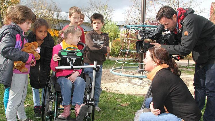 Anna hatte sichtlich Spaß, als Filmmodel im Mittelpunkt zu stehen - und verstand sich mit Autorin Anette Orth bestens, auch vor Kameramann Christian Dremas hatte sie kein bisschen Scheu. Foto: Sonja Adam