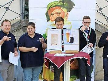 Bei der Bierprobe des sogenannten Jahrhundertbieres der KWG Weißenbrunn (von links): Zweiter Bürgermeister Michael Bohl, Michael Tucher, Jana Tucher, Christian Knöchel, David Gödel, Oliver Teig, Braumeister i. R. Heinz Krause Foto: K.- H. Hofmann