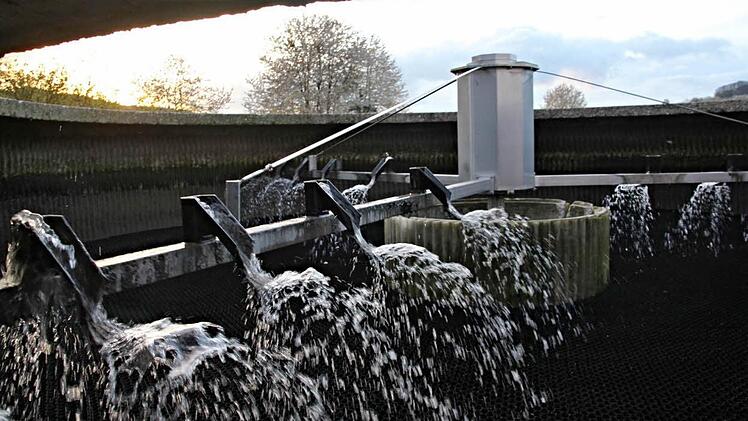 Die Kläranlage in Aktion. Immer wenn genug Wasser angekommen ist, tritt schaltet sie ein.  Foto: Helmut Will