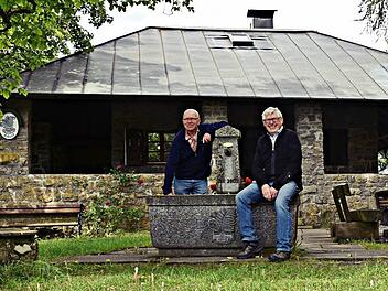 Für Helmut Völk und Dieter Schubert ist der Garten an der Alexandrinenhütte auf der Sennigshöhe der schönste Ort im Landkreis und wie eine zweite Heimat. Am Sonntag wird das 80-jährige Bestehen der urigen Hütte gefeiert. Foto: Gabi Arnold