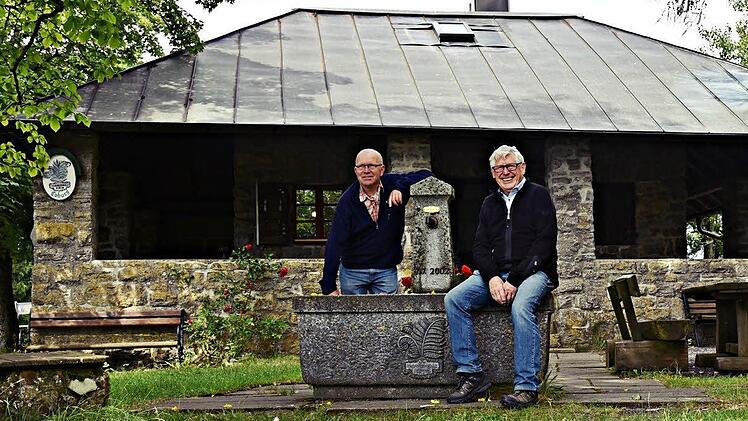 Für Helmut Völk und Dieter Schubert ist der Garten an der Alexandrinenhütte auf der Sennigshöhe der schönste Ort im Landkreis und wie eine zweite Heimat. Am Sonntag wird das 80-jährige Bestehen der urigen Hütte gefeiert. Foto: Gabi Arnold