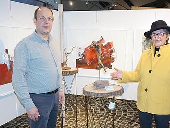Ingrid Benkert aus Windhausen zeigt im Haus der Langen Rhön in Oberelsbach ihre Fundstücke aus Wald und Flur sowie ihre Rhönbilder noch bis 9. Januar. Im Bild links: Michael Dohrmann, Fachbetreuer Umweltbildung des Landkreises Rhön-Grabfeld im Infozentrum Haus der Langen Rhön. Foto: Marion Eckert