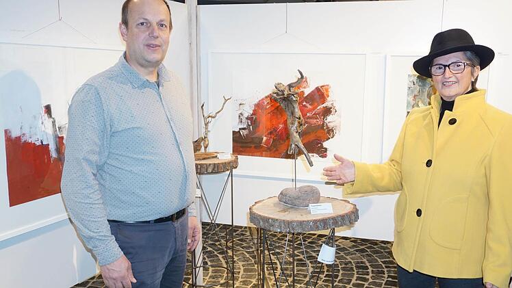 Ingrid Benkert aus Windhausen zeigt im Haus der Langen Rhön in Oberelsbach ihre Fundstücke aus Wald und Flur sowie ihre Rhönbilder noch bis 9. Januar. Im Bild links: Michael Dohrmann, Fachbetreuer Umweltbildung des Landkreises Rhön-Grabfeld im Infozentrum Haus der Langen Rhön. Foto: Marion Eckert