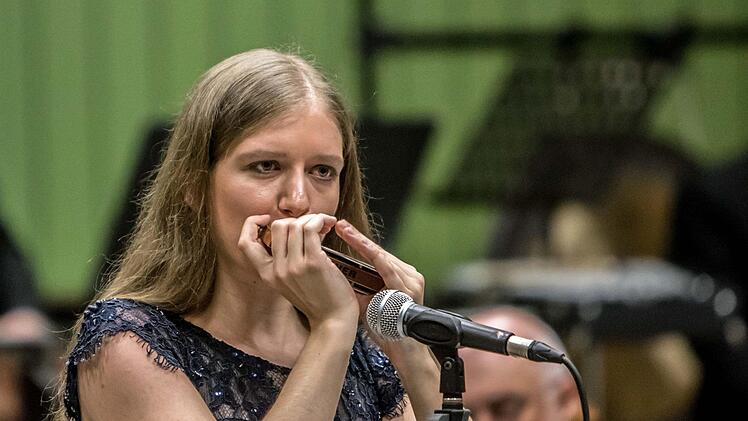 Als Solistin begeisterte die Mundharmonika-Virtuosin Monja Heuler beim Sinfoniekonzert der Musikfreunde in Neustadt. Foto: Jochen Berger