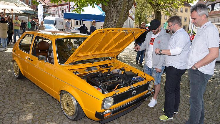 Vier Jahre hat es gedauert bis dieser Golf-GTI wieder vorzeigbar war. Per Anhänger hat ihn sein Besitzer zum GTI-Treffen gekarrt. Die Veranstalter Sascha Vorndran (rechts) und Matthias Scholz (Mitte) gefiel er. Foto: Peter Rauch