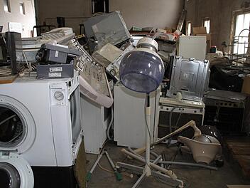 Jede Menge alte Elektronik stapelt sich in den Räumen der Integra-Initiative in der Gummistraße. Foto: Andreas Schmitt