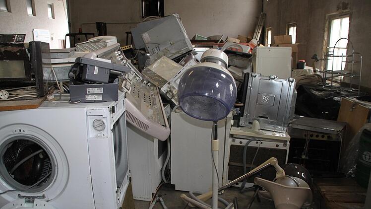 Jede Menge alte Elektronik stapelt sich in den Räumen der Integra-Initiative in der Gummistraße. Foto: Andreas Schmitt