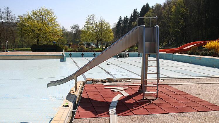 Auch rund um das Nichtschwimmerbecken laufen die Arbeiten.Foto: Katrin Geyer
