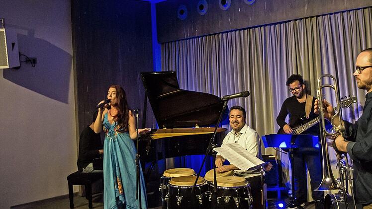 Samuel Torres (Congas) und Bruno Böhmer Camacho am Flügel gastierten mit musikalischen Mitstreitern bei "Leise am Markt" in Coburg.Foto: Jochen Berger