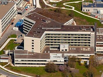 Was wird aus dem Klinik-Altbau in Lichtenfels? Diese Frage wird in den nächsten Wochen und Monaten zu klären sein. Foto: Kreis Lichtenfels/Frankenair
