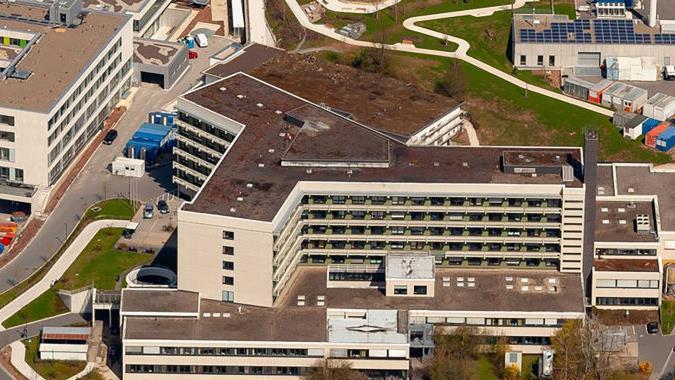 Was wird aus dem Klinik-Altbau in Lichtenfels? Diese Frage wird in den nächsten Wochen und Monaten zu klären sein. Foto: Kreis Lichtenfels/Frankenair