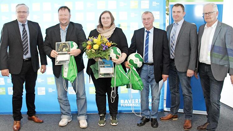 Die oberfränkischen Bezirkssieger bei der Ehrung in München. Von links: Verbandsschiedsrichterobmann Walter Moritz, Michael Kraft, Corinna Schmittlein, Siegbert Rubel (bayerischer Sieger in der Kategorie Ü50), Bezirksschiedsrichterobmann Michael Völk sowie Anton Eschbaumer (DEKRA München).  Foto: BFV