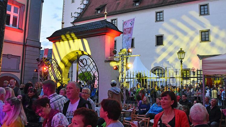 Romantisch war es an den Abenden des dreitägigen Open-Air-Festivals "Abendlicht" des Kulturamts Haßfurt live auch aufgrund der tollen Lichtershow. Foto: Ulrike Langer