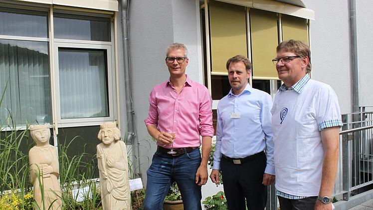 Uwe Kirschstein, Sven Oelkers und Dieter Bornkessel (v. l.) vor den Skulpturen  Kunigunde und Heinrich Foto: Carmen Schwind
