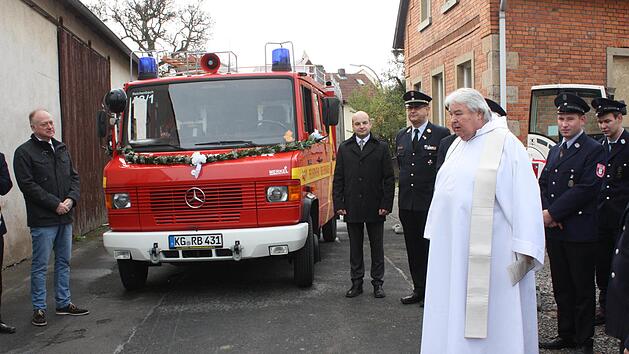 Das aktuelle Feuerwehrauto der Feuerwehr Reichenbach erhielt im Jahr 2015 von Pater Winfried Pfeuffer den Segen. Archiv Arnold N&ouml;th