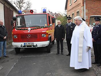 Das aktuelle Feuerwehrauto der Feuerwehr Reichenbach erhielt im Jahr 2015 von Pater Winfried Pfeuffer den Segen. Archiv Arnold Nöth