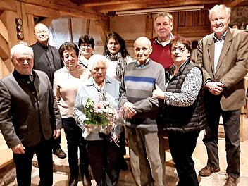 Erika Weberpals (3. von links) feierte im Kreis der Familie mit Ehemann Willi neben ihr und Tochter Karin (Zweite von rechts)  Foto: Horst Habermann