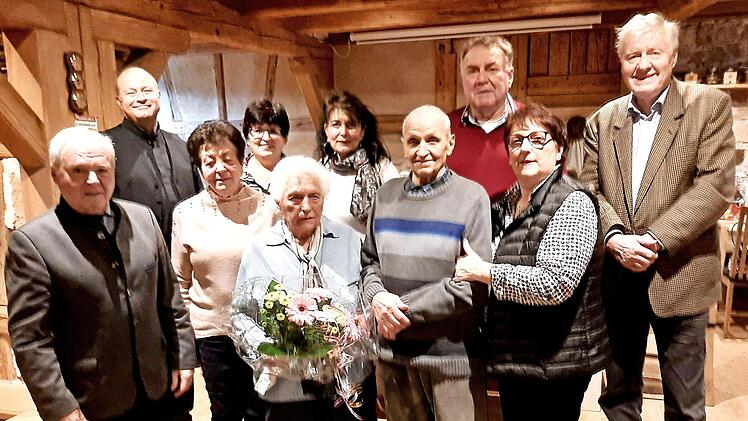 Erika Weberpals (3. von links) feierte im Kreis der Familie mit Ehemann Willi neben ihr und Tochter Karin (Zweite von rechts)  Foto: Horst Habermann