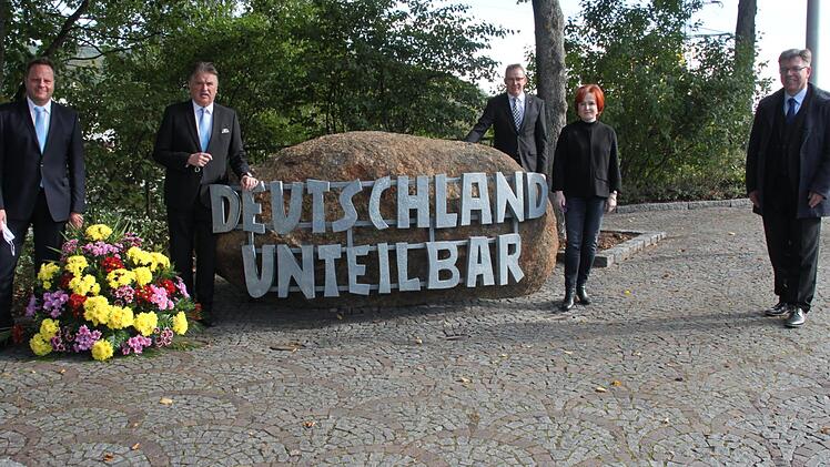 Am Mahnmal an der  Berliner Brücke gedachten am Samstag den Opfern der deutschen Teilung (von  links) OB Ingo Lehmann, Landrat Klaus Peter Söllner, Vorsitzender Wolfram  Brehm vom Kreiskuratorium "Tag der Deutschen Einheit", stellvertretende  Landrätin Christina Flauder und Thomas Nagel vom Kreiskuratorium. Foto:  Stephan  Stöckel