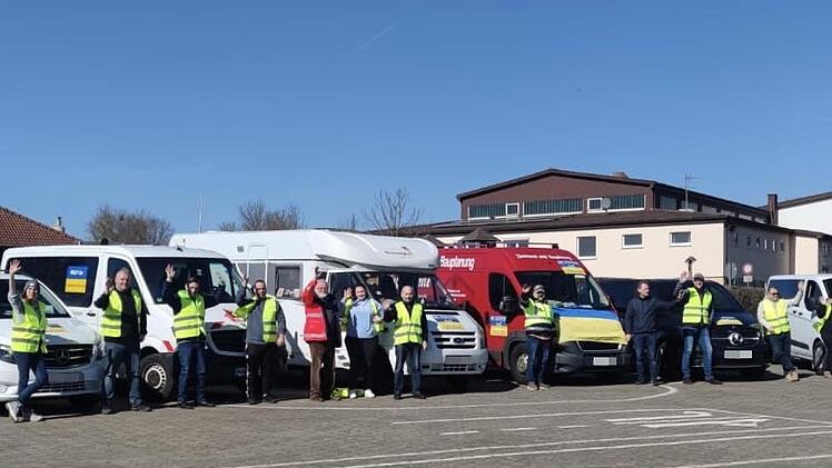 Die Helfergruppe mit ihren Fahrzeugen Foto: Uwe Schindler