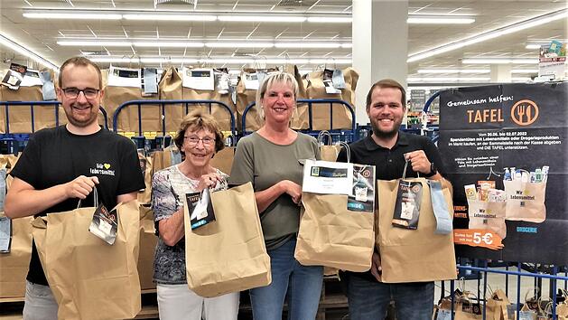 Dagmar Ziegler (2. v. r.), stellvertretende Vorsitzende der Kissinger Tafel, und Beisitzerin Gerlinde Warmuth erhielten von den stellvertretenden Edeka-Marktleitern Andre Pfennig (l.) und Benedikt Weber 175 volle Einkaufstüten für die Tafel-Kunden...