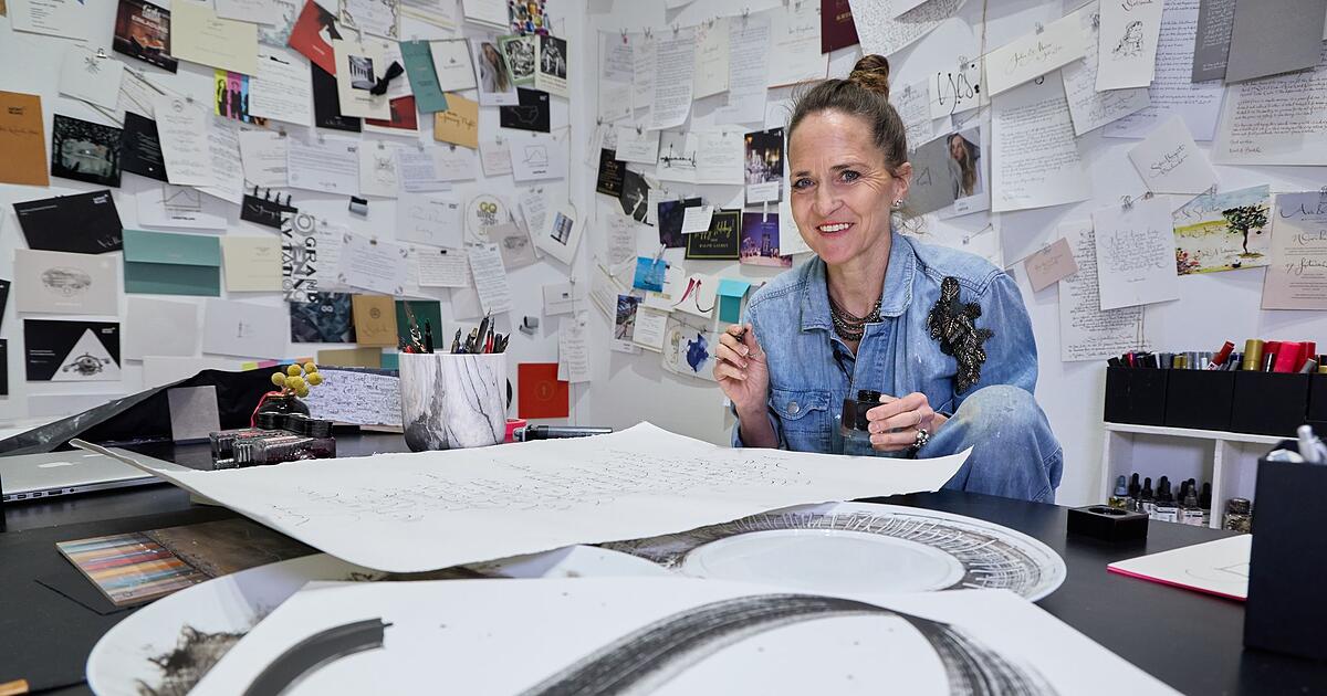 Eleganz-in-Tinte-Kalligraphin-schreibt-f-r-Chanel-Co-