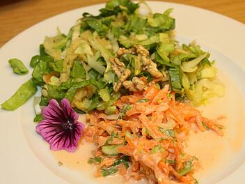 Endivien, Möhren, Quitten, Nüsse - und zur Abrundung Löwenzahnknospen in Öl und Malvenblüten. Fotos: Katrin Geyer